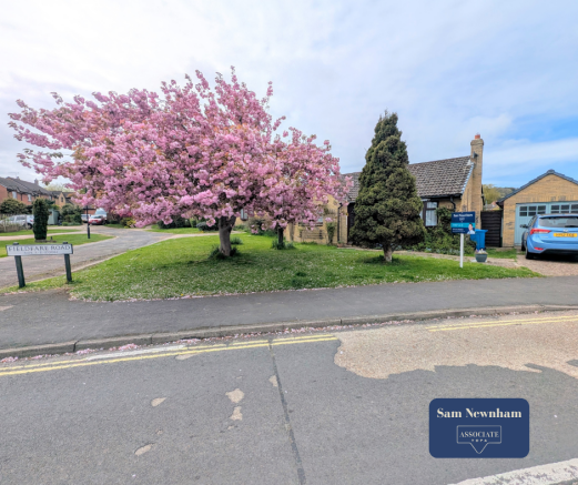 2 bed property, in Fieldfare Road, £310,000