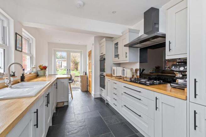 3 bed property, in Billingshurst Road, £485,000