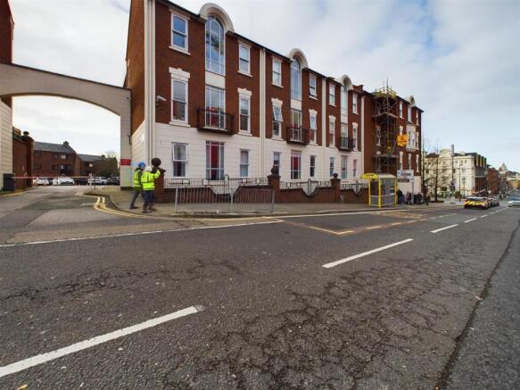 1 bed property, in Arch View Crescent, £130,000