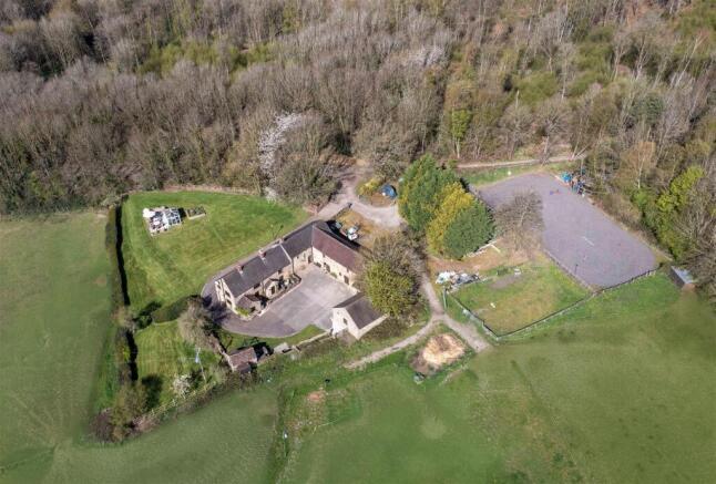 4 bed property, in Monkwood Farm, £1,750,000