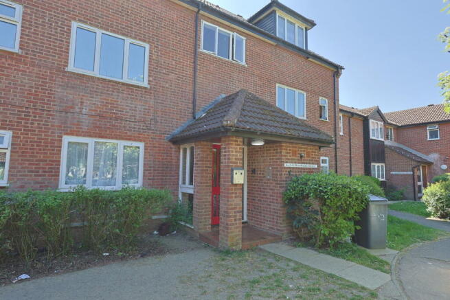 2 bed property, in Springwood Crescent, £210,000