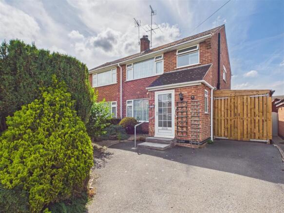 3 bed property, in Meadow Crescent, £245,000