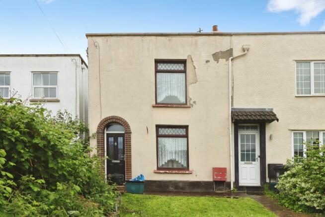 2 bed property, in Clouds Hill Road, £300,000