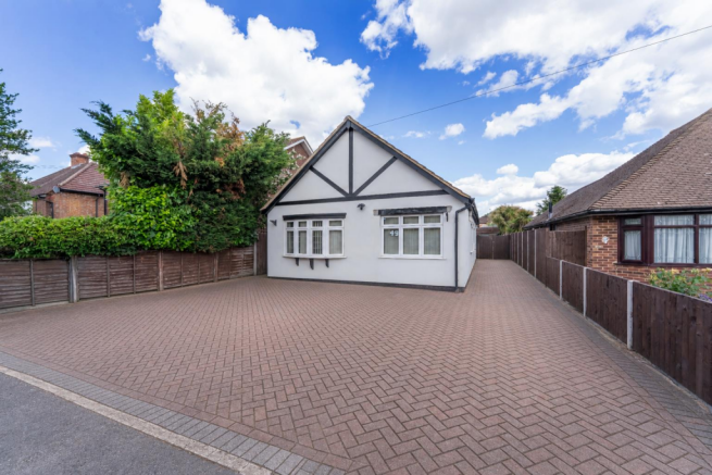 4 bed property, in Orchard Way, £550,000