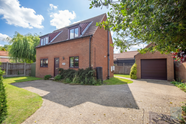 2 bed property, in Chapel Street, £275,000