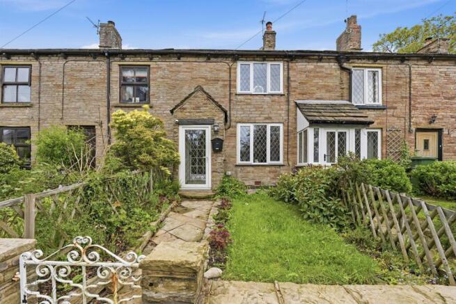 1 bed property, in Rainow Road, £200,000