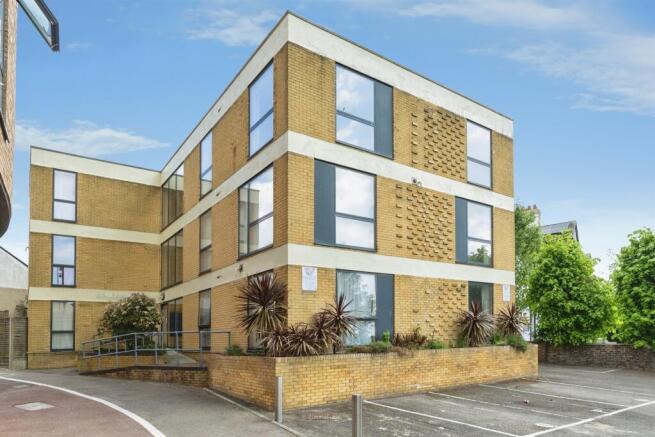1 bed property, in Elwick Road, £100,000