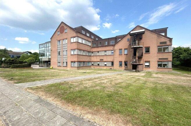 2 bed property, in Bartley Way, £190,000