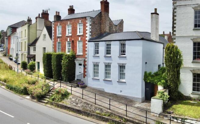4 bed property, in High Street, £450,000