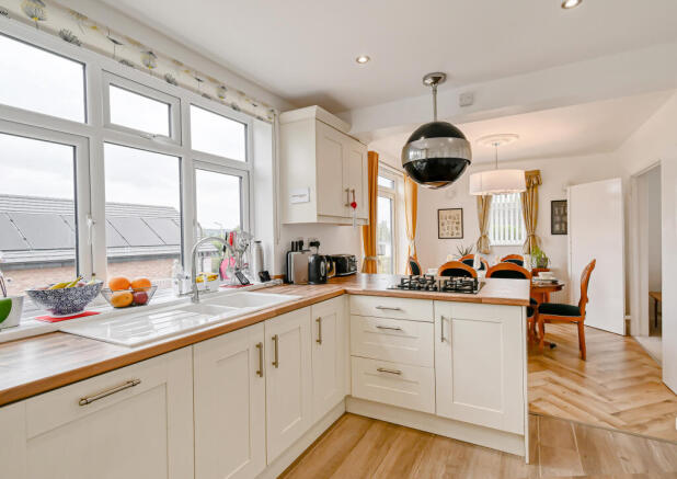 3 bed property, in Conduit Lane, £450,000