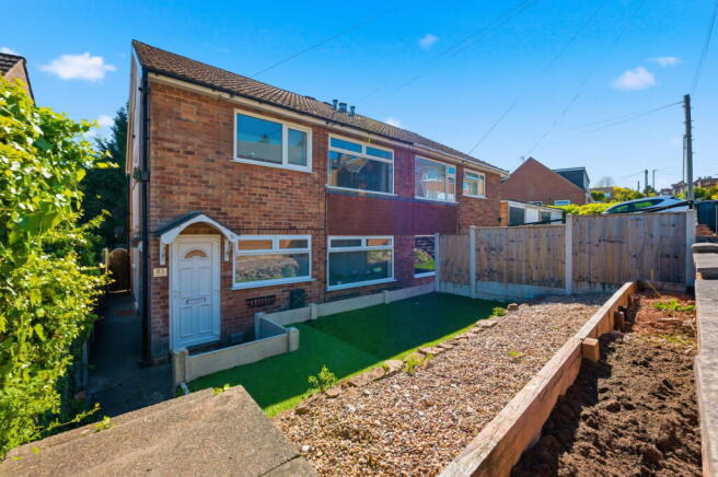 2 bed property, in Mays Avenue, £120,000