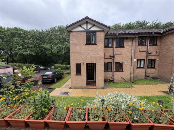 1 bed property, in St. Pauls Gardens, £100,000