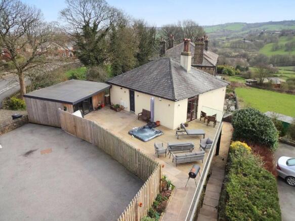 5 bed property, in Stainland Road, £500,000