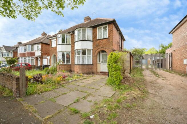 3 bed property, in Elmay Road, £240,000