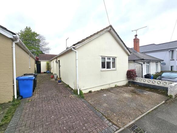 2 bed property, in Albert Road, £270,000