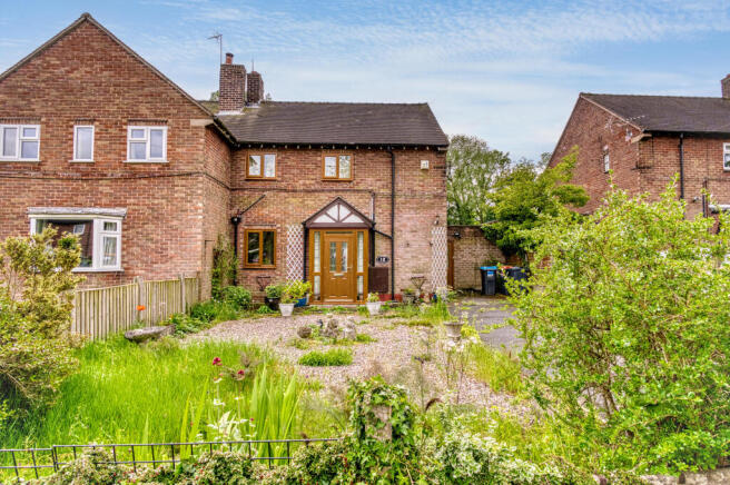 2 bed property, in Moss Drive, £160,000