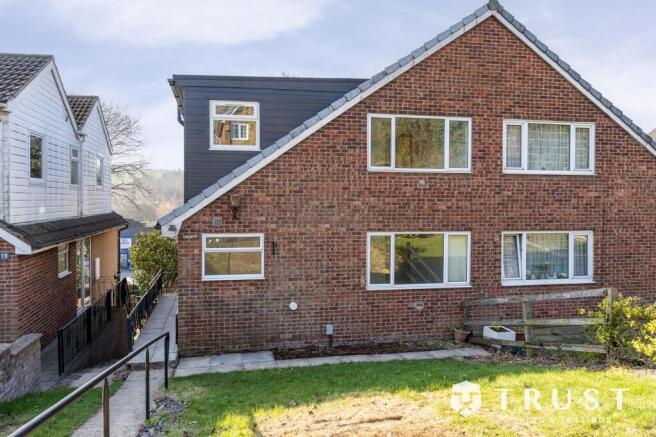 5 bed property, in Ebor Gardens, £295,000