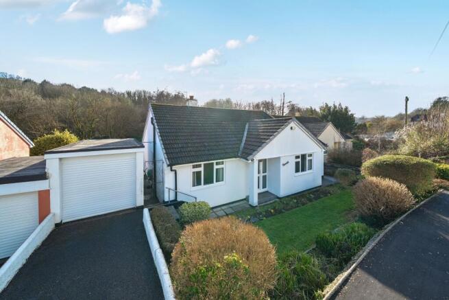 3 bed property, in Stonepark Crescent, £400,000