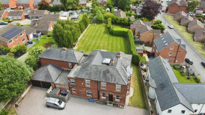 6 bed property, in High Street, £1,200,000