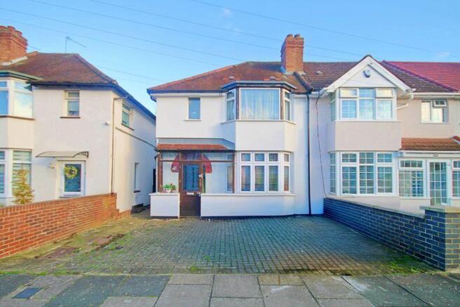 3 bed property, in Braund Avenue, £575,000