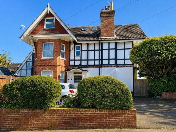 2 bed property, in Windsor Lodge 2 Earle Road, £285,000