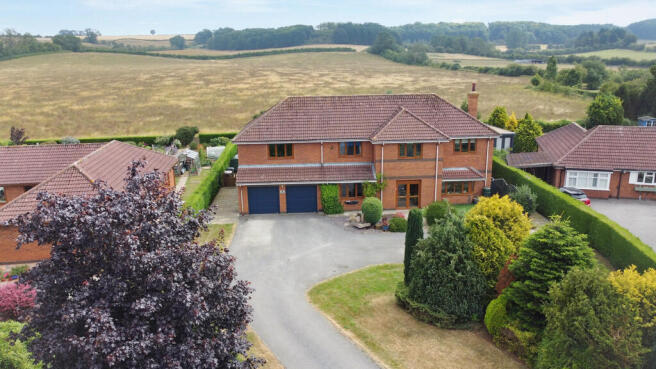 4 bed property, in 5 Glebe Close, £575,000