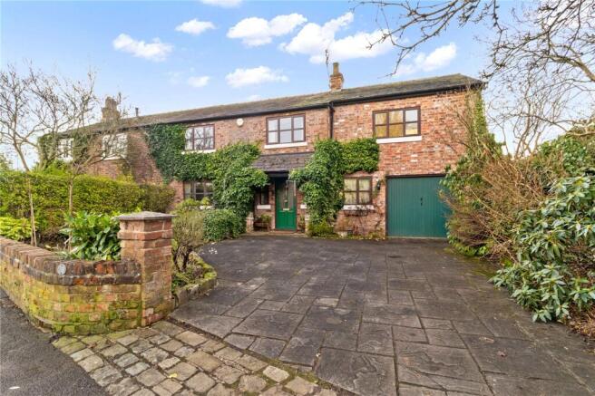5 bed property, in Moss Lane, £785,000