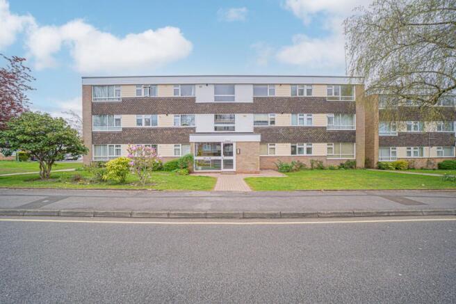 3 bed property, in Hampton Lane, £250,000