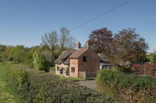 3 bed property, in Pimhill, £475,000