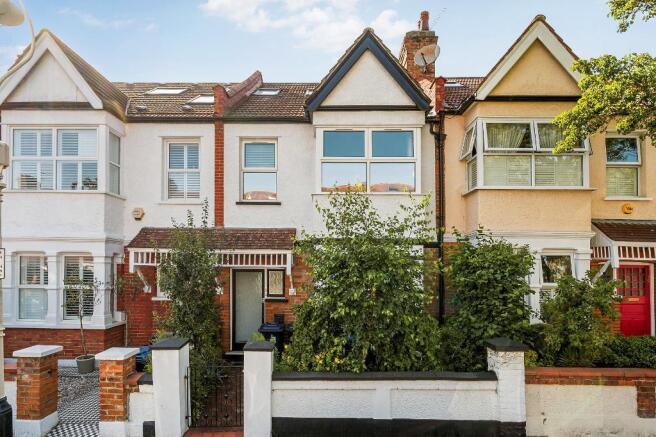 1 bed property, in Camborne Avenue, £495,000