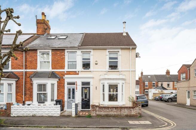 3 bed property, in Avenue Road, £335,000