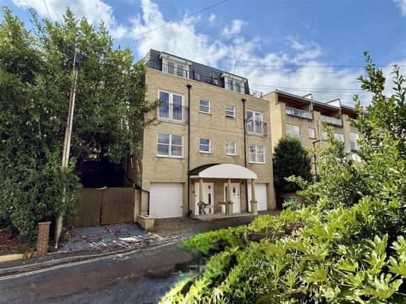 4 bed property, in Cliff Road, £425,000