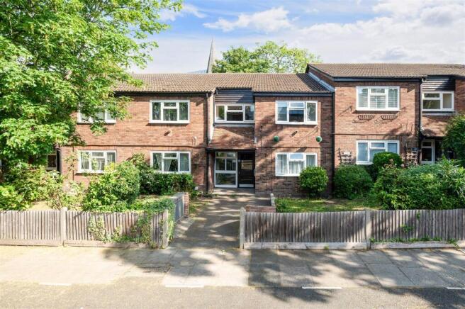 1 bed property, in Christchurch Close, £300,000