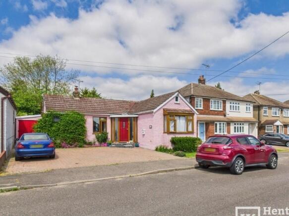 3 bed property, in Passingham Avenue, £585,000
