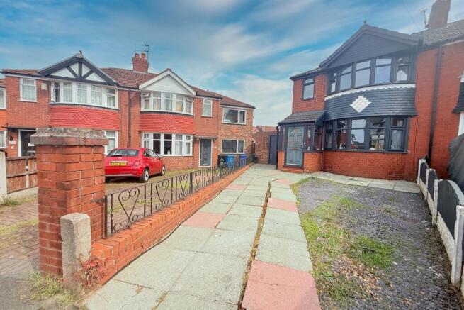 2 bed property, in Downs Road, £240,000