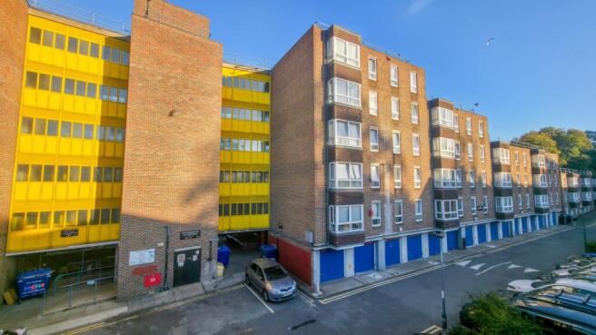 2 bed property, in The Limes, £220,000