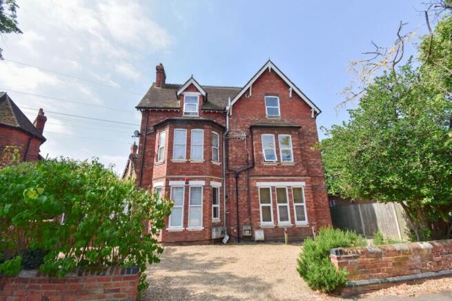 1 bed property, in Lansdowne Road, £160,000