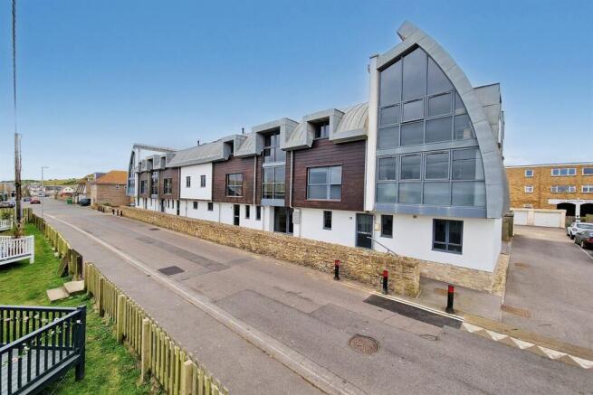 2 bed property, in Bridport, £240,000