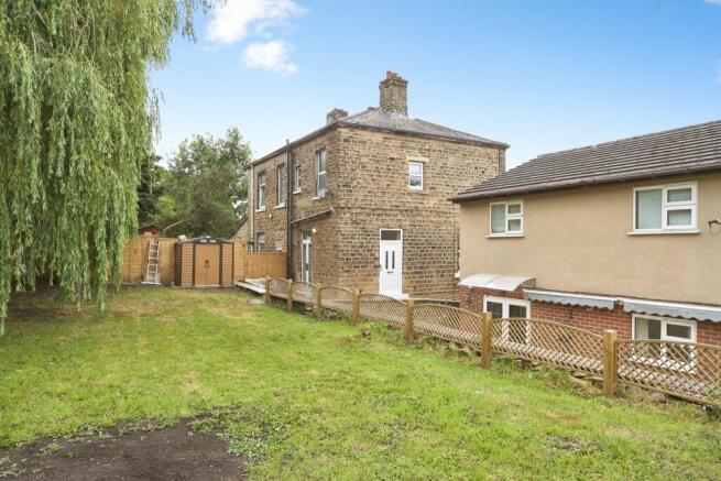 2 bed property, in Owlet Road, £200,000