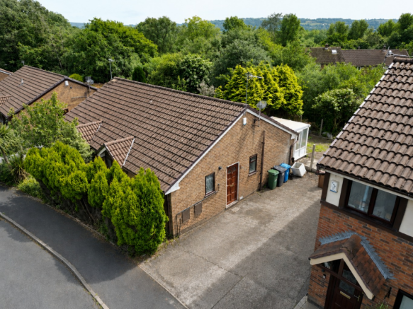2 bed property, in Queenhill Drive, £199,950