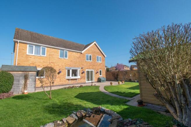 5 bed property, in Pulford Drive, £495,000