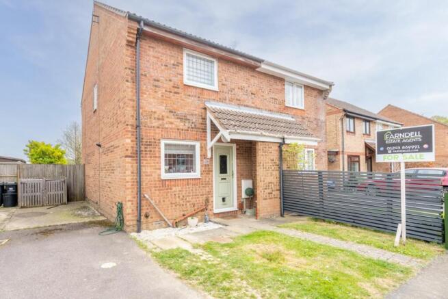 2 bed property, in Kew Gardens, £250,000
