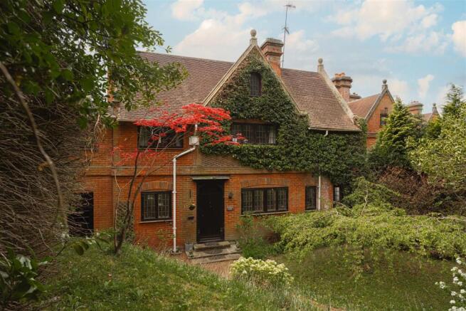 5 bed property, in The Conduit, £900,000