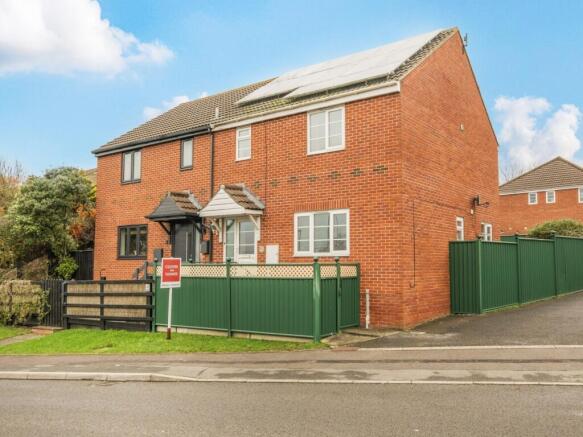 3 bed property, in Manor Farm Mews, £290,000