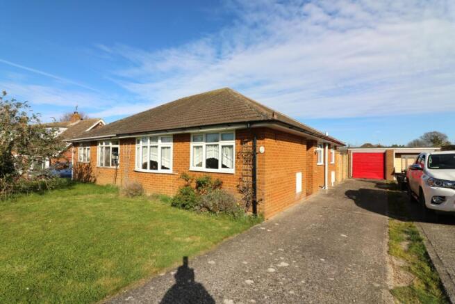 2 bed property, in Peak Drive, £300,000