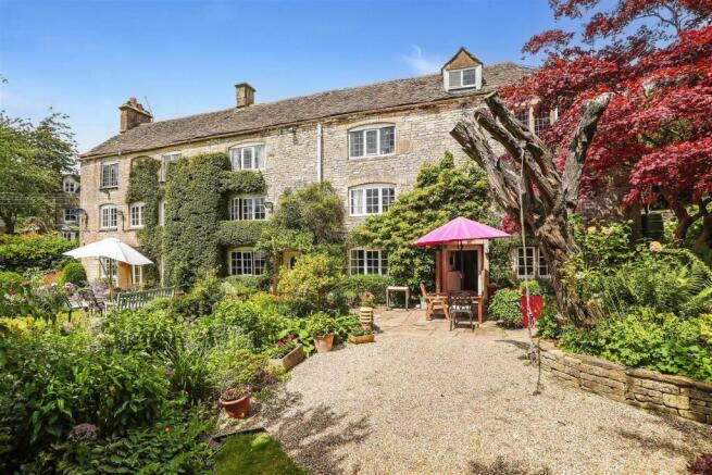 6 bed property, in Chalford Hill, £850,000