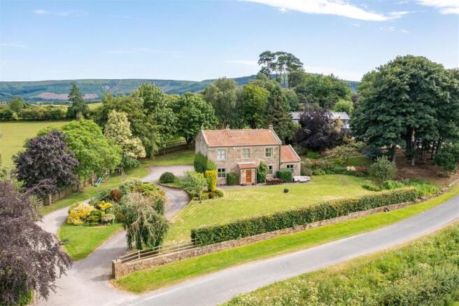 4 bed property, in Howe Hill Farm, £1,500,000