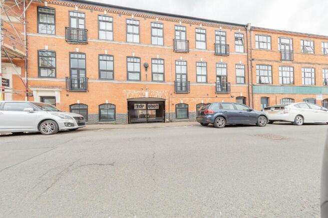 1 bed property, in Henry Street, £118,500