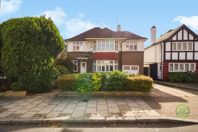 6 bed property, in The Crossway, £975,000