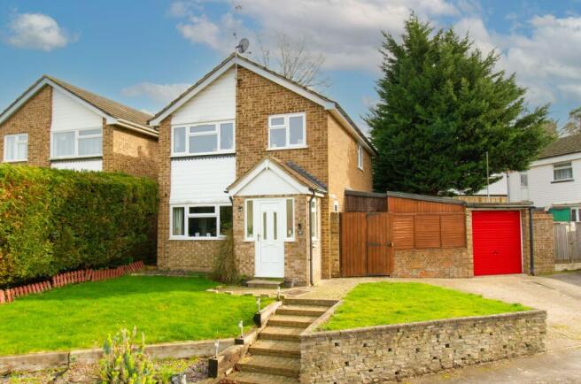 3 bed property, in Hampton Close, £475,000